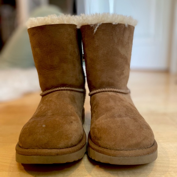 Kids UGG Bailey Bow Boot color Chestnut in size 3. The bows are Cheetah print. - Picture 4 of 5